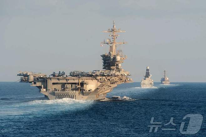 미 해군 항공모함 USS 에이브러햄 링컨(왼쪽), 영국 해군 방공구축함 HMS 디펜더, 미 해군 유도미사일구축함 USS 패러것이 2019년 11월 19일 호르무즈 해협을 통과하고 있다. 2019.11.19. ⓒ AFP=뉴스1