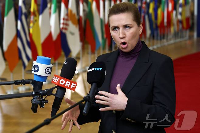 메테 프레데릭센 덴마크 총리가 22일 벨기에 브뤼셀에서 유럽연합(EU) 특별 정상회의 전 기자들과 만나 그린란드 관련 발언을 하고 있다. 2026.1.22 ⓒ 로이터=뉴스1 ⓒ News1 강민경 기자