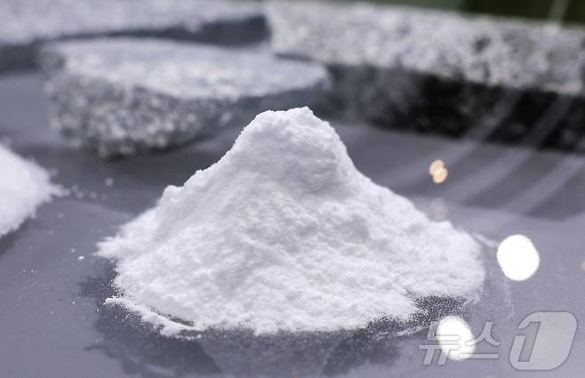 2025년 11월 중국 상하이에서 열린 수출 엑스포에서 리오틴토가 리튬 샘플을 전시하고 있다. 2025.11.6 ⓒ 로이터=뉴스1 ⓒ News1 강민경 기자