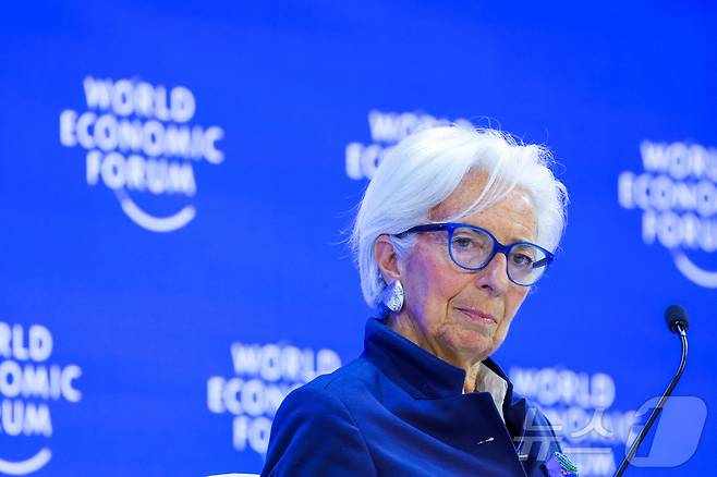 크리스틴 라가르드 유럽중앙은행(ECB) 총재가 23일 스위스 다보스에서 열린 세계경제포럼에서 연설하고 있다. 2026.1.23 ⓒ 로이터=뉴스1 ⓒ News1 강민경 기자