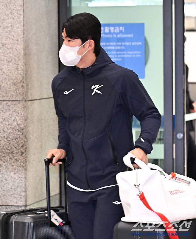 20일 오후 야구국가대표팀 선수들이 인천공항 제1터미널을 통해 귀국했다. 입국장을 나서고 있는 김혜성. 인천공항=송정헌 기자songs@sportschosun.com/2026.01.20/