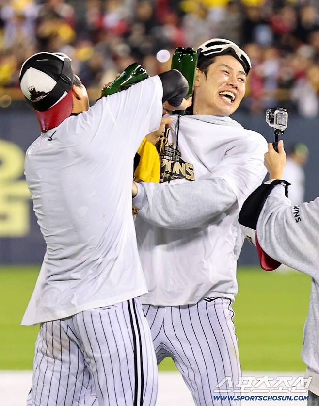 '한국시리즈 통합우승 IN 잠실' 행사가 1일 잠실구장에서 열렸다. LG 홍창기가 우승의 기쁨을 만끽하고 있다. 잠실=박재만 기자 pjm@sportschosun.com/2025.11.01/