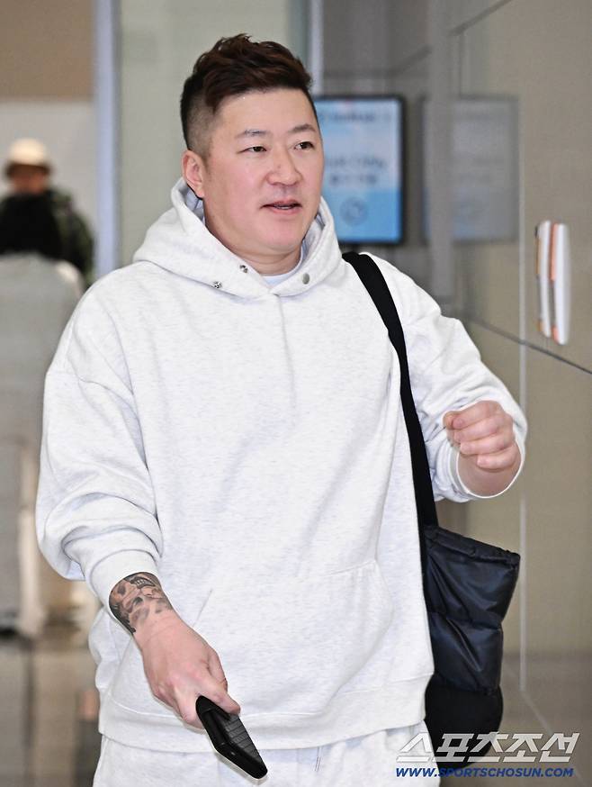 15일 인천공항 제2터미널을 통해 삼성 라이온즈 류지혁, 최형우가 1차 캠프 괌으로 출국했다. 출국을 준비하는 최형우. 인천공항=송정헌 기자songs@sportschosun.com/2026.01.15/