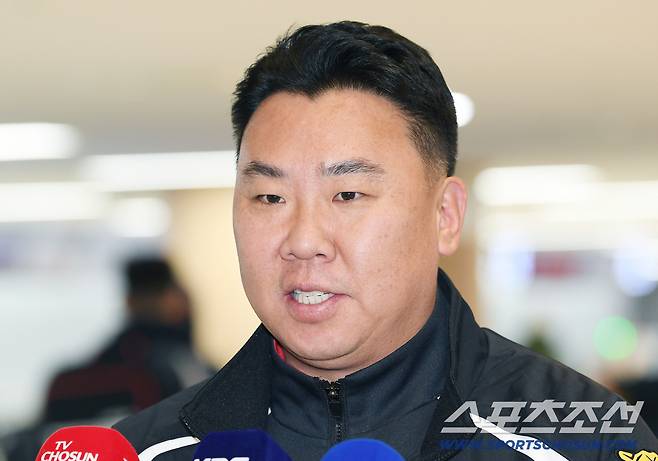 KIA 타이거즈 이범호 감독과 코칭스태프, 외국인 선수들이 22일 오후 김포공항에 도착해 스프링캠프 장소인 일본 아마미오시마로 출국했다. 이범호 감독이 인터뷰에 응하고 있다. 김포공항=정재근 기자 cjg@sportschosun.com/2026.1.22/