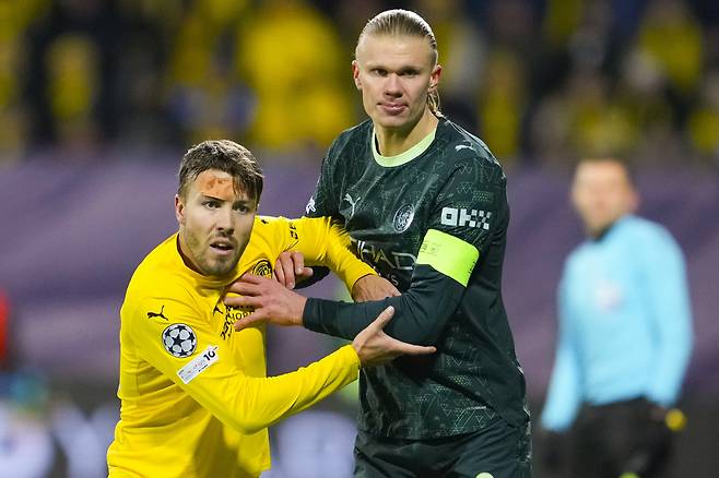 epa12665375 Bodo/Glimt's Fredrik Bjorkan (left) and Manchester City's Erling Braut Haaland during the UEFA Champions League soccer match between Bodo/Glimt and Manchester City at Aspmyra Stadium in Bodo, Norway, 20 January 2026.  EPA/Fredrik Varfjell  NORWAY OUT<저작권자(c) 연합뉴스, 무단 전재-재배포, AI 학습 및 활용 금지>