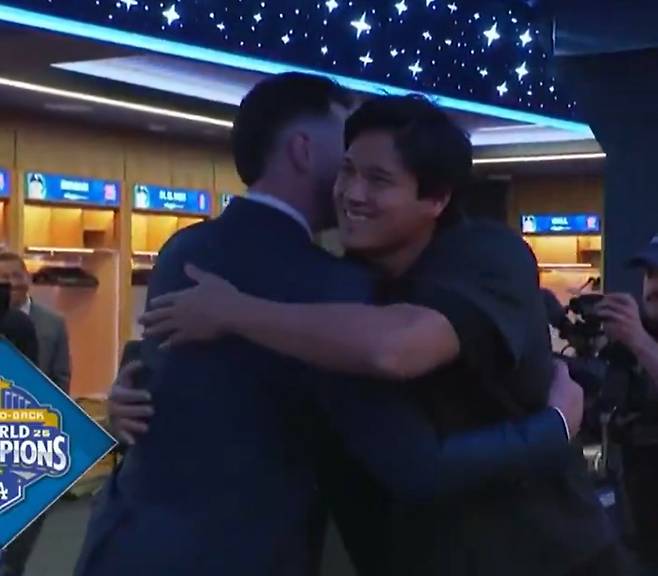 카일 터커와 웃으며 포옹하는 오타니 쇼헤이. 사진=LA스포츠넷 영상 캡쳐