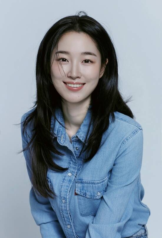 배우 원지안이 최근 서울 종로구 한 카페에서 <더팩트>와 만나 디즈니+ 오리지널 시리즈 '메이드 인 코리아'와 관련된 이야기를 나눴다. /흰엔터테인먼트