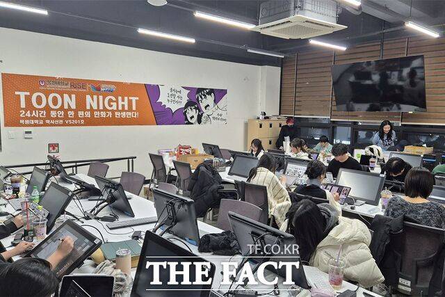 목원대 웹툰애니메이션게임대학에서 열린 24시간 단편 만화 제작 해커톤 '툰-나잇' 프로그램 진행 모습. /목원대