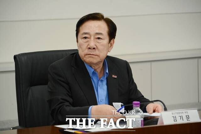 중소기업중앙회 회장의 '연임 제한' 규정을 없애는 법 개정안이 국회에 발의됐다. 사진은 김기문 중소기업중앙회장의 모습이다. /더팩트 DB