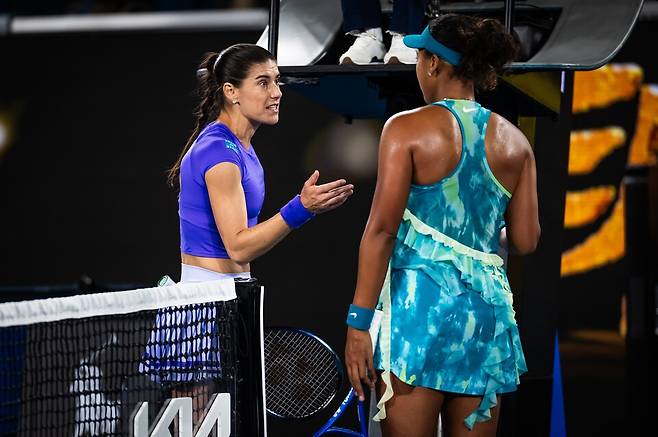 오사카의 비매너에 화가 난 크르스테아(왼쪽). GettyimagesKorea