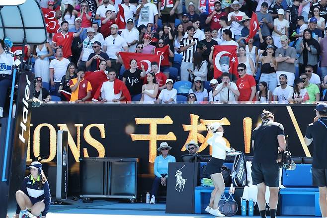 경기에서 승리한 뒤 터키팬들의 야유 속에 춤을 춘 푸틴체바