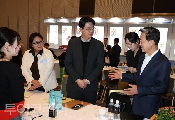 ▲김태흠(오른쪽) 충남도지사가 작년 10월 23일 일본 오사카에서 열린 수출상담회에서 참석한 해외 바이어들에게 충남 제품을 소개하고 있다. /사진-충남도