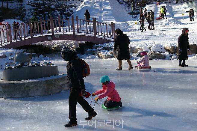 태백산눈축제 부대프로그램 썰매타기/Ⓒ 투어코리아