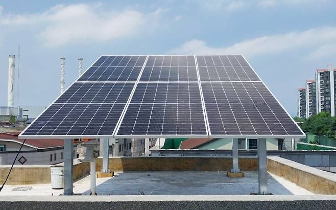 한 단독 주택 옥상에 설치된 태양광 패널. /뉴스1
