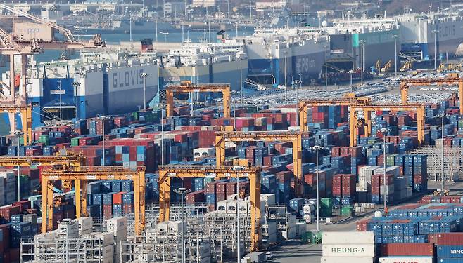 13일 경기 평택시 포승읍 평택항에 수출용 컨테이너가 쌓여있는 모습./뉴스1