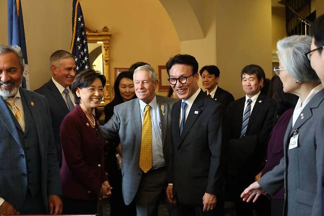 미국을 방문 중인 김민석 국무총리가 22일(현지 시각) 미국 워싱턴DC 국회의사당에서 하원의원들과 만나 대화하고 있다. /국무총리실
