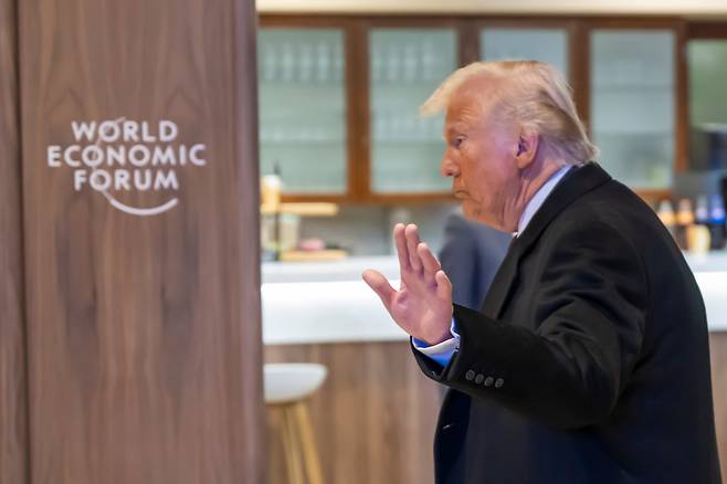 스위스 다보스 포럼에 참석한 도널드 트럼프 미국 대통령이 22일 취재진을 향해 손을 들고 있다. /EPA 연합뉴스