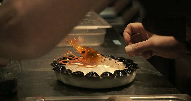 개미를 얹은 새우 요리. 세계 최고 레스토랑으로 손꼽힌 노마(Noma)의 요리 세계를 보여주는 다큐멘터리 '새우 위의 개미들' 한 장면이다. 다만 한국에서 개미는 여전히 금단의 영역에 있다.