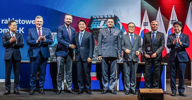 한화에어로스페이스는 작년 12월 29일(현지시간) 폴란드 군비청과 사거리 80㎞급 천무 유도미사일(CGR-080)을 공급하는 5조6천억원 규모의 3차 실행계약을 체결했다고 30일 밝혔다. 강훈식(왼쪽 네 번째) 청와대 비서실장을 비롯한 관계자들이 폴란드 바르샤바 군사 박물관에서 열린 계약 체결식에서 기념 촬영하고 있다./연합뉴스