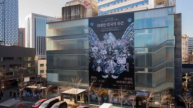 데브시스터즈의 '쿠키런: 킹덤 아트 콜라보 프로젝트 특별전 – 위대한 왕국의 유산'이 23일 서울 종로구 인사동 소재 아라아트센터에서 개막했다. / 데브시스터즈