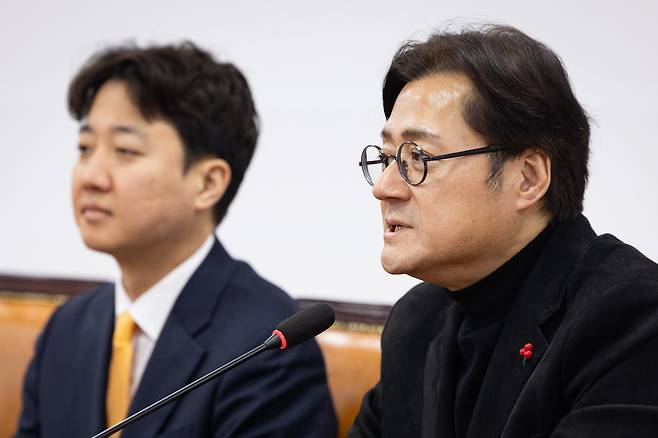 홍익표 청와대 정무수석이 23일 서울 여의도 국회에서 이준석 개혁신당 대표를 예방하고 있다./뉴스1