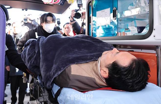 '통일교·공천헌금' 쌍특검법 수용을 촉구하며 단식을 시작한 장동혁 국민의힘 대표 지난 22일 국회에서 단식 8일 만에 박근혜 전 대통령의 단식 중단 권고를 받아들이며 단식을 중단하고 병원으로 이송되고 있다. ⓒ데일리안 홍금표 기자