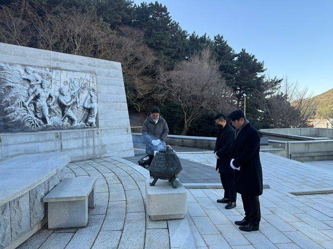 한국해운조합(이사장 이채익, 이하 조합)은 22일 부산 태종대 순직선원 위령탑을 찾아 헌화하고 참배하고 있다. ⓒ한국해운조합