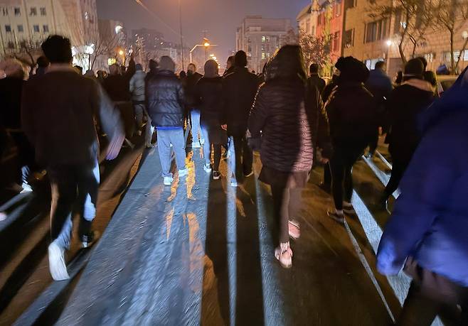 [테헤란=AP/뉴시스]지난 8일(현지시간) 이란 수도 테헤란에서 반정부 시위대가 거리를 행진하고 있다. 2026.01.14