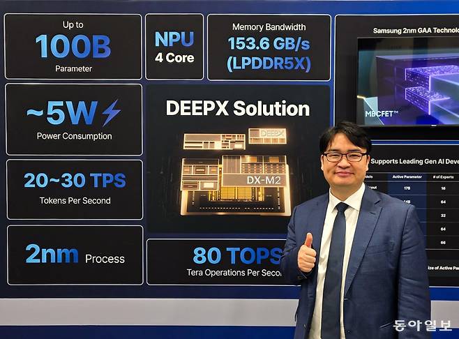 8일(현지시간) 미국 라스베이거스에서 열린 세계 최대 가전 ·정보기술(IT) 전시회 CES 2026 부스에서 김녹원 딥엑스 대표가  차세대 신경망처리장치(NPU) DX-M2를 소개하고 있다. 박종민 기자 blick@donga.com