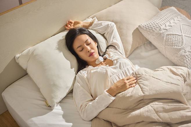 23일 개인화 전자약(electroceutical) 기술 기업 뉴로티엑스(NeuroTx)는 지난 6일부터 9일까지 미국 라스베이거스에서 열린 CES 2026에서 윌슬립(WillSleep)으로 혁신상 수상했다고 밝혔다. 사진=뉴로티엑스 모델 오승아