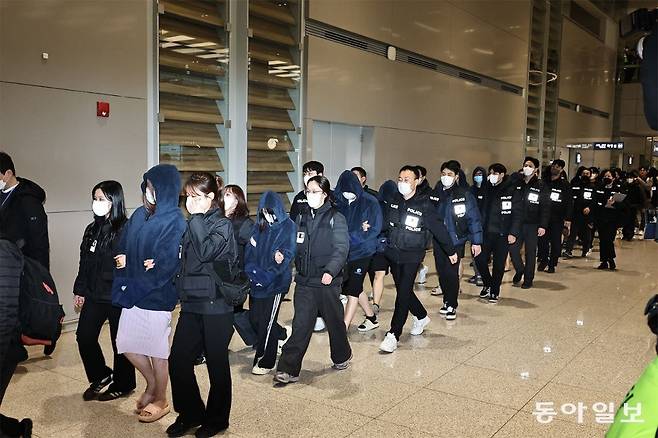 캄보디아에서 각종 사기와 인질 강도 등을 저지른 한국인 범죄자 73명이 23일 인천공항을 통해 국내로 송환되고 있다. 양회성 기자 yohan@donga.com