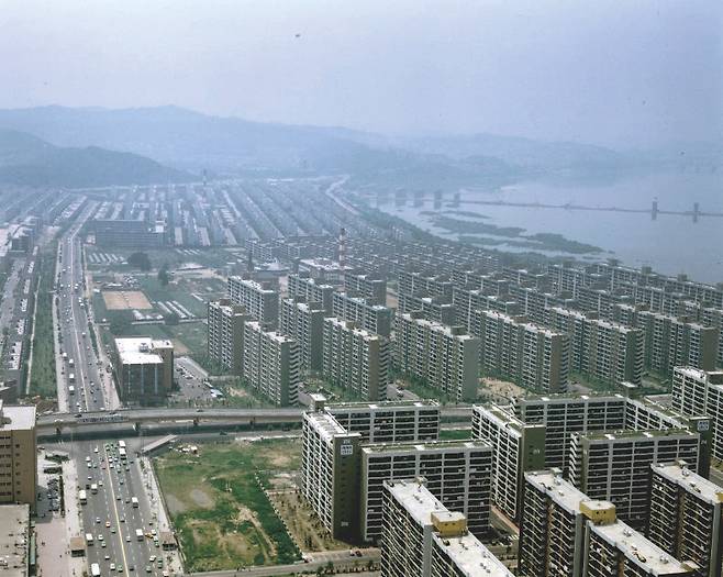 1980년 구반포 및 신반포 아파트. 반포 주공1단지 준공 이후 강남 개발이 본격화했다. 영동지구 일대 약 860만㎡(약 260만 평)이 아파트 지구로 지정됐다. 경기고교를 필두로 강북 10여 개 중고교가 강남으로 이전했다. 남산3호터널이 개통됐고 강남고속터미널이 생겼다. 출처 서울역사박물관 아카이브
