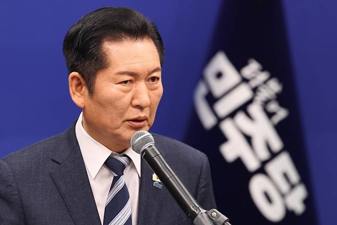 정청래 더불어민주당 대표가 지난 22일 서울 여의도 국회에서 긴급 기자회견을 열고 조국혁신당과 합당을 제안하고 있다. 2026.1.22/뉴스1