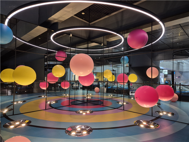 공기 흐름 위에 떠오르는 대형 공을 관찰하며 베르누이 원리를 직관적으로 경험하는 체험 전시 '베르누이 볼'. 국립중앙과학관 제공