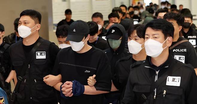 캄보디아 당국의 범죄단지 단속으로 적발돼 구금됐던 한국인들이 지난해 10월 18일 오전 인천국제공항 2터미널을 통해 송환되고 있다. 뉴스1