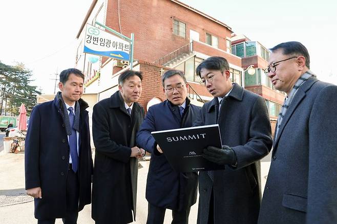 김보현 사장(가운데)이 지난 22일 임원들과 함께 성수4지구 현장을 둘러보고 있다. 대우건설 제공