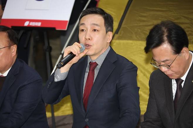 김민수 국민의힘 최고위원이 22일 장동혁 대표가 8일째 단식 중인 국회 로텐더홀에서 열린 최고위원회의에서 발언을 하고 있다. 사진=박범준 기자