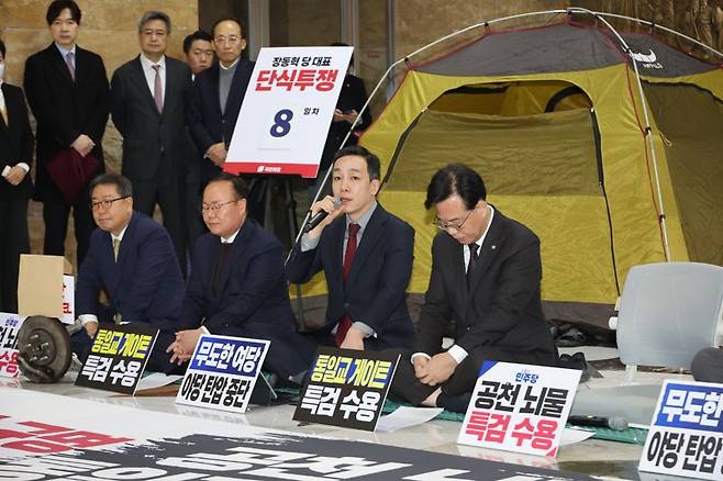 김민수 국민의힘 최고위원이 22일 장동혁 대표가 8일째 단식 중인 국회 로텐더홀에서 열린 최고위원회의에서 발언을 하고 있다. 사진=박범준 기자