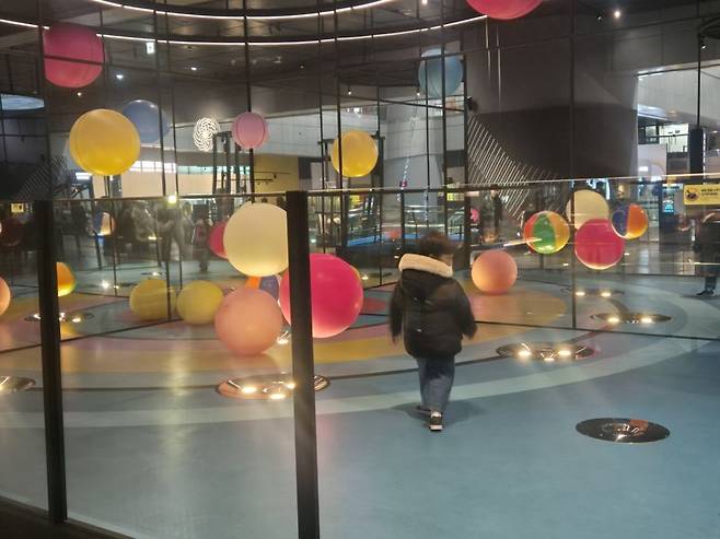 대전 국립중앙과학관 물리체험공간 '피직스랩'에 마련된 베르누이볼. 공기 흐름 위에 떠오르는 대형 공을 관찰하며 베르누이 원리를 직관적으로 경험하는 체험 전시로, 베르누이볼 공간을 어린이가 체험하고 있다. 사진=연지안 기자
