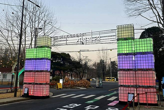 정문에서 보이는 시작의 빛.