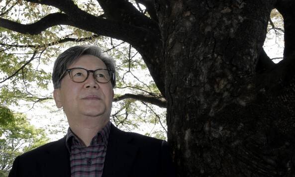 신영복 선생이 별세하기 반년여 전인 2015년 5월 한겨레와 인터뷰하며 사진을 찍고 있다. 한겨레 자료사진