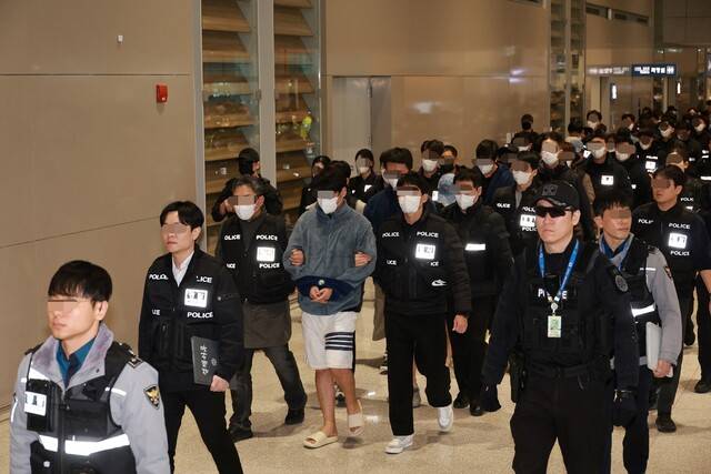 캄보디아 범죄 조직에서 활동하며 우리 국민 869명에게서 약 486억원을 편취한 한국인 피의자 73명이 23일 오전 전세기를 타고 인천국제공항 제2여객터미널로 강제 송환되고 있다. 정용일 선임기자 yongil@hani.co.kr