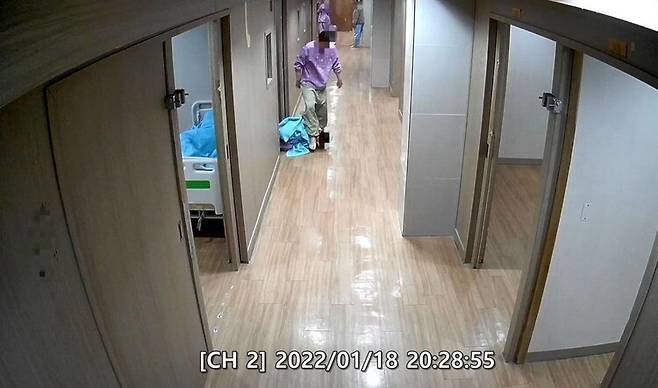 2022년 1월18일 밤 울산시 울주군 반구대병원 폐쇄병동 복도에서 한 환자가 누워있는 또 다른 환자의 머리를 발로 짓밟고 있다. 상황을 파악하고 피해자를 구조해야 할 의료진은 나타나지 않았다. CCTV 갈무리