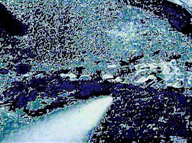 한국전쟁기 낮게 뜬 미군 전투기에서 쏜 폭탄이 민간 마을을 향해 날아가고 있다. 문화방송 화면 갈무리