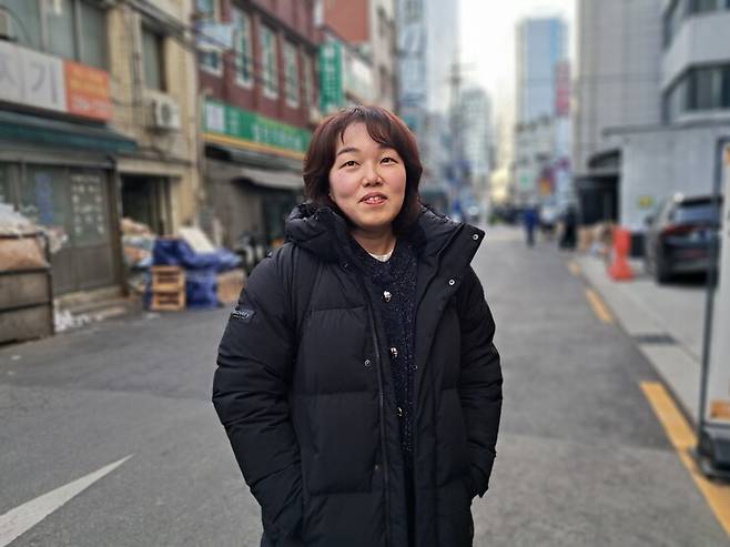 19일 오후 서울 중구 퇴계로의 골목 거리에서 포즈를 취한 김희선 팀장. 고경태 기자