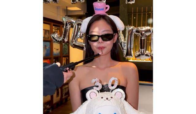 제니를 둘러싼 논란들이 이어지면서 신중함이 부족하다는 지적이 나온다. 제니 SNS