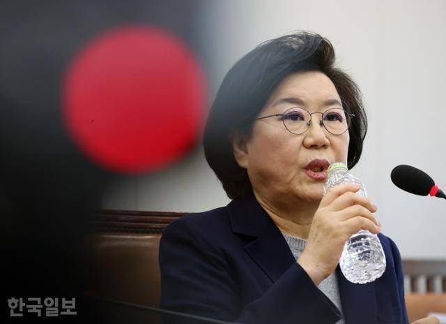 이혜훈 기획예산처 장관 후보자가 23일 국회에서 열린 재정경제기획위원회 인사청문회에서 물을 마시고 있다. 최주연 기자