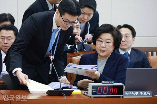 이혜훈 기획예산처 장관 후보자가 23일 국회에서 열린 재정경제기획위원회 인사청문회에서 시작 전 관계자들과 대화하고 있다. 최주연 기자