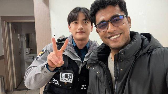 방글라데시 유학생 라만 빈 타즈워(오른쪽)가 18일 전북 전주 덕진경찰서 아중지구대에서 김재록 순경과 함께 셀카를 찍고 있다. 라만은 전날 등록금과 여권 등을 넣어 둔 가방을 분실해 큰 곤경에 처했는데, 김 순경이 발 벗고 나서 분실물을 찾아줬다며 감사를 표했다. 전북경찰청 제공