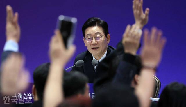 이재명 대통령이 23일 울산전시컨벤션센터에서 열린 ‘울산의 마음을 듣다‘ 타운홀 미팅에서 참석자의 질문을 받고 있다. 울산=왕태석 선임기자